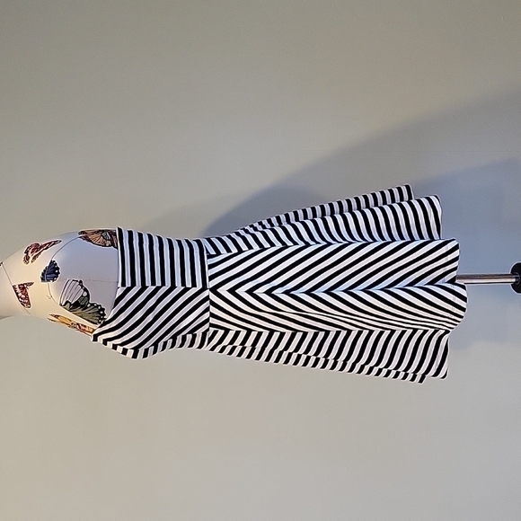 EXPRESS black and white strapless dress. Form fitting with flared skirt. Size 4 - Picture 2 of 9